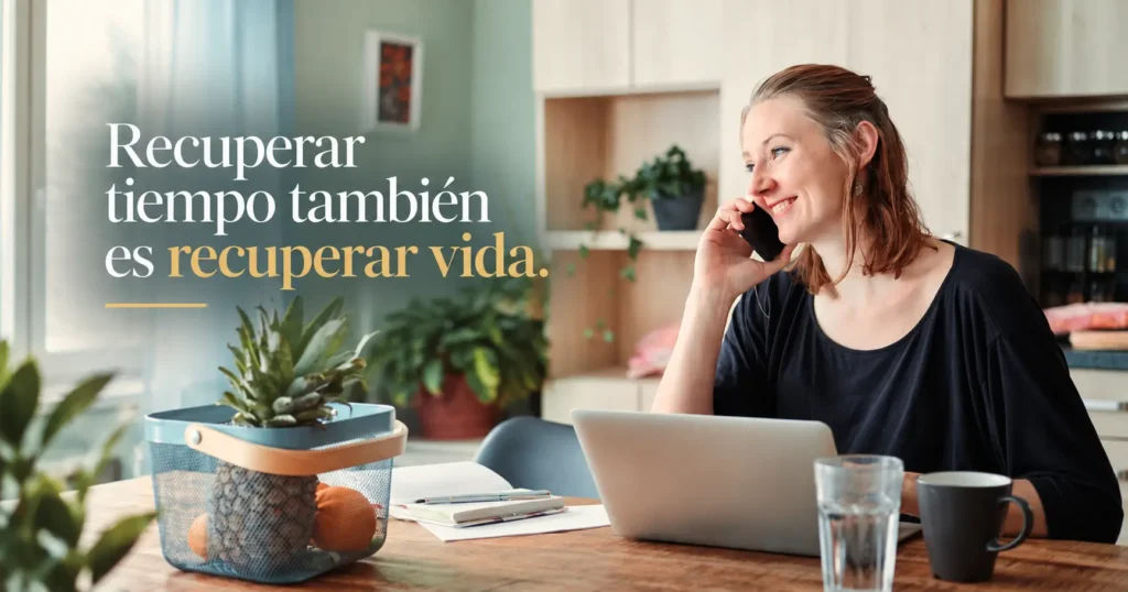 Mujer trabajando desde casa mientras habla por teléfono, junto a la frase «Recuperar tiempo también es recuperar vida».