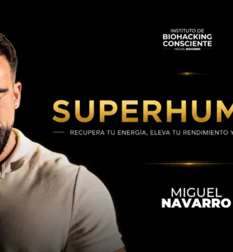 Miguel Navarro junto al logo de SUPERHUMANO y el lema “Recupera tu energía, eleva tu rendimiento y rediseña tu vida”.